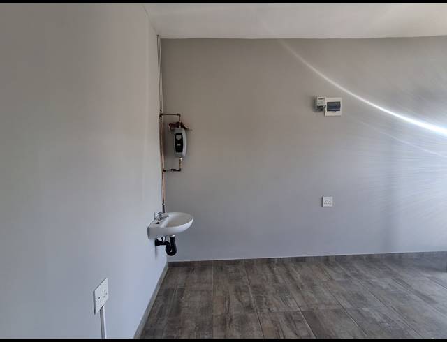 12M² BUSINESS TO LET IN HOWICK CENTRAL